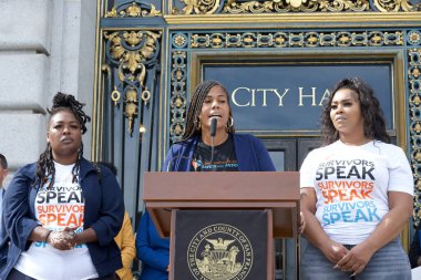 San Francisco, CA - 16 Ekim 2023: Lenicia Edwards, Belediye Binası 'nın dışındaki Aile İçi Şiddet Bilinci Toplantısı sırasında basın toplantısında konuşuyor