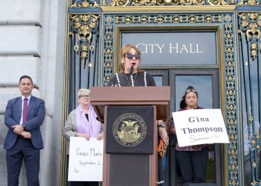 San Francisco, CA - 16 Ekim 2023: Belediye Binası 'nın dışındaki Aile İçi Şiddet Bilinci Toplantısı sırasında basın toplantısında konuşan temsilciye ulaş