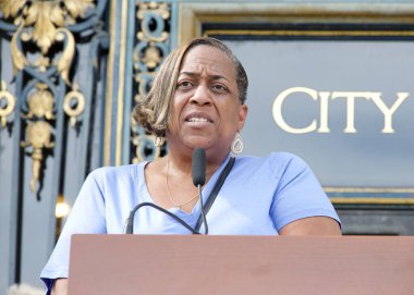 San Francisco, CA - 16 Ekim 2023: Dr. Pamela Tate, Belediye Binası 'nın dışındaki Aile İçi Şiddet Bilinci Toplantısı sırasında basın toplantısında konuşuyor