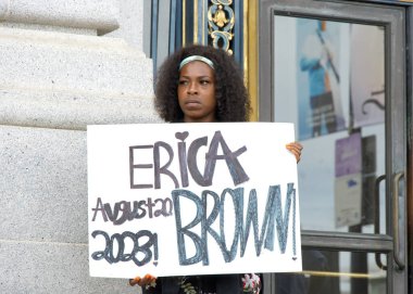 San Francisco, CA - 16 Ekim 2023: Belediye binasının dışındaki Aile İçi Şiddet Yürüyüşü 'nde öldürülen kadınların işaretlerini taşıyan katılımcılar