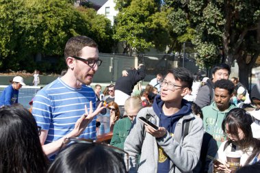 San Francisco, CA - 23 Ekim 2023: Senatör Scott Wiener, Noe Courts Park 'taki Cadılar Bayramı Balkabağı oyma etkinliğinde seçmenlerle konuşuyor