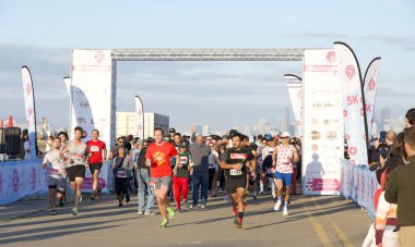 Alameda, CA - 21 Ekim 2023: Birinci geleneksel Donut Eğlence Koşusu katılımcıları. Alameda Point 'in Deniz Uçağı Göl Güvertesi' nde yapılan çörek temalı 5k yarışı. Tekerlekli Yemekler 'e yardım etmek için gelir