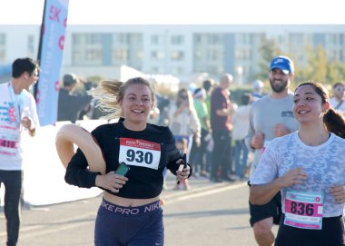 Alameda, CA - 21 Ekim 2023: Birinci geleneksel Donut Eğlence Koşusu katılımcıları. Alameda Point 'in Deniz Uçağı Göl Güvertesi' nde yapılan çörek temalı 5k yarışı. Tekerlekli Yemekler 'e yardım etmek için gelir