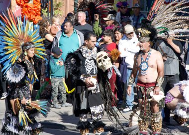 Oakland, CA - 29 Ekim 2023: Geleneksel Dia de los Muertos ya da Ölüler Günü festivaline kimliği belirsiz katılımcılar. Meksika 'nın en popüler bayramlarından biri.