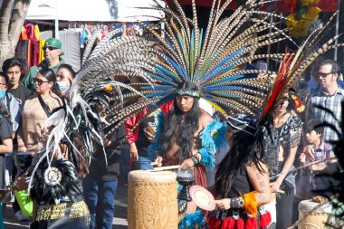 Oakland, CA - 29 Ekim 2023: Geleneksel Dia de los Muertos ya da Ölüler Günü festivaline kimliği belirsiz katılımcılar. Meksika 'nın en popüler bayramlarından biri.