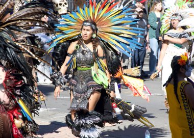 Oakland, CA - 29 Ekim 2023: Geleneksel Dia de los Muertos ya da Ölüler Günü festivaline kimliği belirsiz katılımcılar. Meksika 'nın en popüler bayramlarından biri.