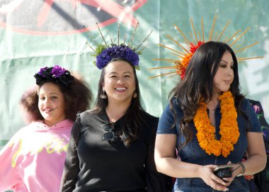 Oakland, CA - 29 Ekim 2023: Oakland Belediye Başkanı Sheng Thao Dia de los Muertos, ya da Ölüler Günü festivalinde. Meksika 'nın en popüler bayramlarından biri.