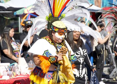 Oakland, CA - 29 Ekim 2023: Geleneksel Dia de los Muertos ya da Ölüler Günü festivaline kimliği belirsiz katılımcılar. Meksika 'nın en popüler bayramlarından biri.