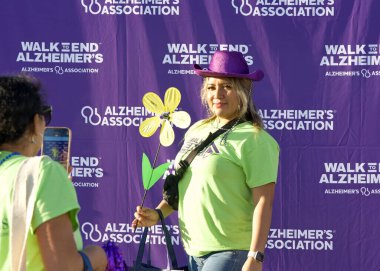 San Francisco, CA - 4 Kasım 2023: Her yıl düzenlenen Alzheimer yürüyüşüne katılanlar, sağlanan malzemelerle selfie çekiyorlar.