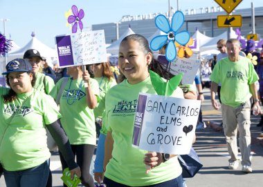 San Francisco, CA - 4 Kasım 2023: Alzheimer hastaları için farkındalık, destek ve araştırma amaçlı dünyanın en büyük etkinliği olan Alzheimer yürüyüşüne katılanlar.