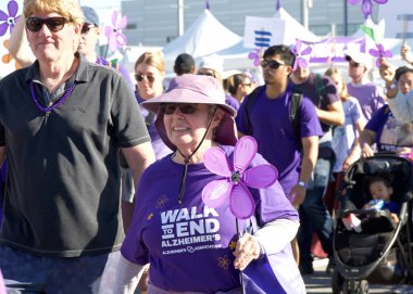 San Francisco, CA - 4 Kasım 2023: Alzheimer hastaları için farkındalık, destek ve araştırma amaçlı dünyanın en büyük etkinliği olan Alzheimer yürüyüşüne katılanlar.