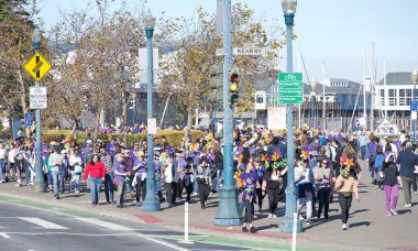 San Francisco, CA - 4 Kasım 2023: Alzheimer hastaları için farkındalık, destek ve araştırma amaçlı dünyanın en büyük etkinliği olan Alzheimer yürüyüşüne katılanlar.