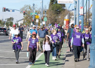 San Francisco, CA - 4 Kasım 2023: Alzheimer hastaları için farkındalık, destek ve araştırma amaçlı dünyanın en büyük etkinliği olan Alzheimer yürüyüşüne katılanlar.