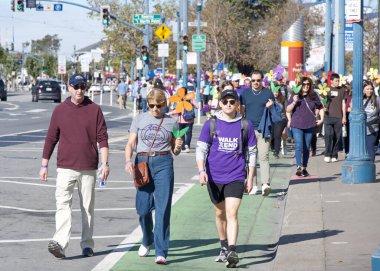 San Francisco, CA - 4 Kasım 2023: Alzheimer hastaları için farkındalık, destek ve araştırma amaçlı dünyanın en büyük etkinliği olan Alzheimer yürüyüşüne katılanlar.