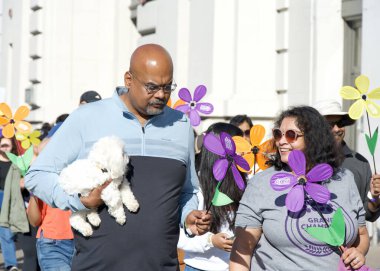 San Francisco, CA - 4 Kasım 2023: Alzheimer hastaları için farkındalık, destek ve araştırma amaçlı dünyanın en büyük etkinliği olan Alzheimer yürüyüşüne katılanlar.