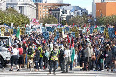 San Francisco, CA - 4 Kasım 2023 Filistin 'deki savaşı protesto eden binlerce insan. Market Caddesi 'nde yürüyüş için şehir merkezinde toplanın.