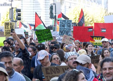 San Francisco, CA - 4 Kasım 2023 Filistin 'deki savaşı protesto eden binlerce insan. Şehir Merkezi 'nde toplanın ve Market Caddesi' nde yürüyün.
