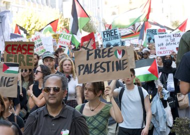 San Francisco, CA - 4 Kasım 2023 Filistin 'deki savaşı protesto eden binlerce insan. Şehir Merkezi 'nde toplanın ve Market Caddesi' nde yürüyün.