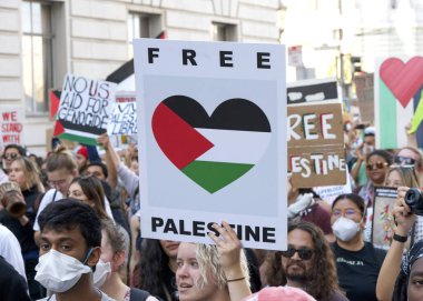 San Francisco, CA - 4 Kasım 2023 Filistin 'deki savaşı protesto eden binlerce insan. Şehir Merkezi 'nde toplanın ve Market Caddesi' nde yürüyün.