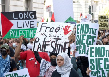 San Francisco, CA - 4 Kasım 2023 Filistin 'deki savaşı protesto eden binlerce insan. Şehir Merkezi 'nde toplanın ve Market Caddesi' nde yürüyün.