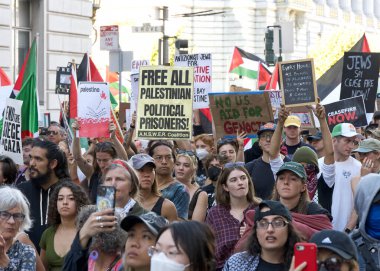 San Francisco, CA - 4 Kasım 2023 Filistin 'deki savaşı protesto eden binlerce insan. Şehir Merkezi 'nde toplanın ve Market Caddesi' nde yürüyün.
