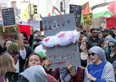 San Francisco, CA - 4 Kasım 2023 Filistin 'deki savaşı protesto eden binlerce insan. Şehir Merkezi 'nde toplanın ve Market Caddesi' nde yürüyün.