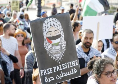 San Francisco, CA - 4 Kasım 2023 Filistin 'deki savaşı protesto eden binlerce insan. Şehir Merkezi 'nde toplanın ve Market Caddesi' nde yürüyün.