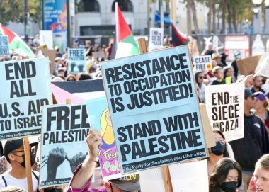 San Francisco, CA - 4 Kasım 2023 Filistin 'deki savaşı protesto eden binlerce insan. Şehir Merkezi 'nde toplanın ve Market Caddesi' nde yürüyün.