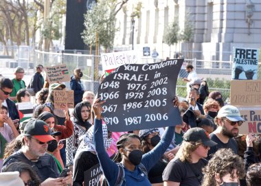 San Francisco, CA - 4 Kasım 2023 Filistin 'deki savaşı protesto eden binlerce insan. Şehir Merkezi 'nde toplanın ve Market Caddesi' nde yürüyün.
