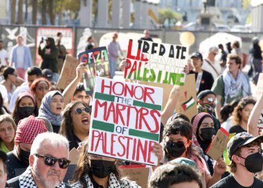 San Francisco, CA - 4 Kasım 2023 Filistin 'deki savaşı protesto eden binlerce insan. Şehir Merkezi 'nde toplanın ve Market Caddesi' nde yürüyün.