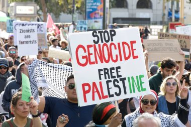 San Francisco, CA - 4 Kasım 2023 Filistin 'deki savaşı protesto eden binlerce insan. Şehir Merkezi 'nde toplanın ve Market Caddesi' nde yürüyün.