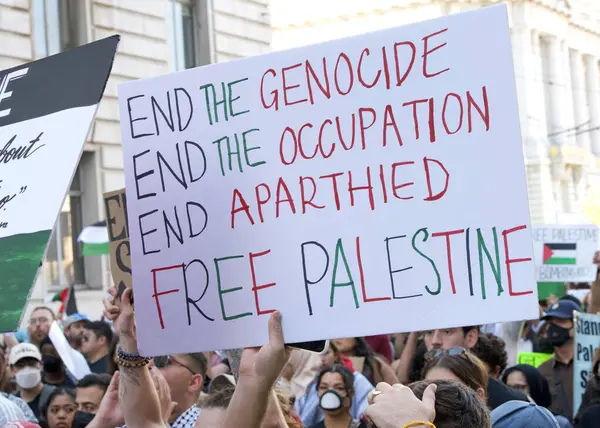 San Francisco, CA - 4 Kasım 2023 Filistin 'deki savaşı protesto eden binlerce insan. Şehir Merkezi 'nde toplanın ve Market Caddesi' nde yürüyün.