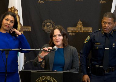 San Francisco, CA - 9 Kasım 2023: Mary Ellen Carroll, Acil Durum Yönetimi Müdürü güvenlik sorunları ve yaklaşan APEC toplantısında şehir üzerindeki etkileri hakkında konuşuyor