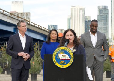 San Francisco, CA - 9 Kasım 2023: Carla Short, Kaliforniya Temiz Projesi hakkında konuşan SF Kamu İşleri Müdürü. Caltrans, CA yollarından 2 milyon metreküpten fazla çöp topladı.