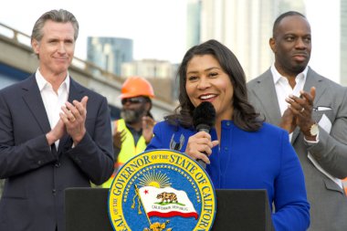 San Francisco, CA - 9 Kasım 2023: Belediye Başkanı London Breed Temiz Kaliforniya projesi hakkında konuşuyor. Caltrans, CA yollarından 2 milyon metreküpten fazla çöp topladı.