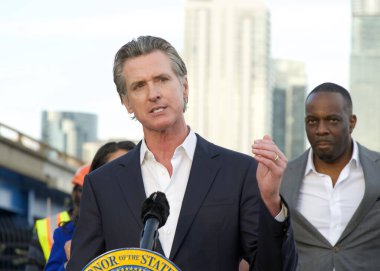 San Francisco, CA - 9 Kasım 2023: Vali Gavin Newsom Temiz Kaliforniya projesi hakkında konuşuyor. Caltrans, CA yollarından 2 milyon metreküpten fazla çöp topladı.
