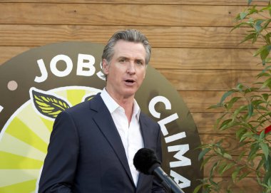San Francisco, CA - 9 Kasım 2023: Vali Gavin Newsom Temiz Kaliforniya projesi hakkında konuşuyor. Caltrans, CA yollarından 2 milyon metreküpten fazla çöp topladı.