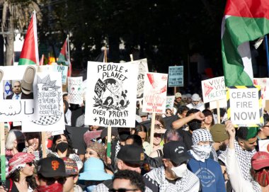San Francisco, CA - 12 Kasım 2023: APEC toplantısını protesto eden katılımcılar, Filistin yanlısı protestocular da savaşı protesto ediyor. Market Caddesi 'nde yürüyoruz.