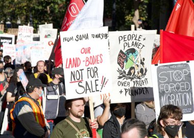 San Francisco, CA - 12 Kasım 2023: APEC toplantısını protesto eden katılımcılar, Filistin yanlısı protestocular da savaşı protesto ediyor. Market Caddesi 'nde yürüyoruz.