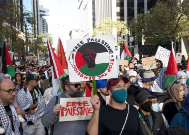 San Francisco, CA - 12 Kasım 2023: APEC toplantısını protesto eden katılımcılar, Filistin yanlısı protestocular da savaşı protesto ediyor. Market Caddesi 'nde yürüyoruz.
