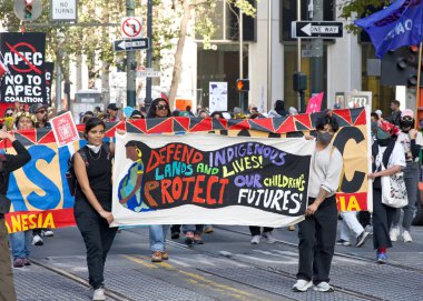 San Francisco, CA - 12 Kasım 2023: APEC toplantısını protesto eden katılımcılar, Filistin yanlısı protestocular da savaşı protesto ediyor. Market Caddesi 'nde yürüyoruz.