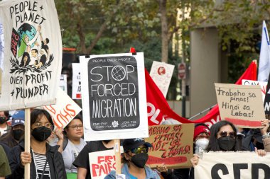 San Francisco, CA - 12 Kasım 2023: APEC toplantısını protesto eden katılımcılar, Filistin yanlısı protestocular da savaşı protesto ediyor. Market Caddesi 'nde yürüyoruz.