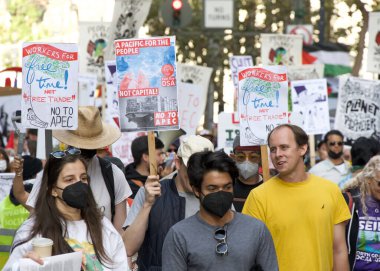 San Francisco, CA - 12 Kasım 2023: APEC toplantısını protesto eden katılımcılar, Filistin yanlısı protestocular da savaşı protesto ediyor. Market Caddesi 'nde yürüyoruz.