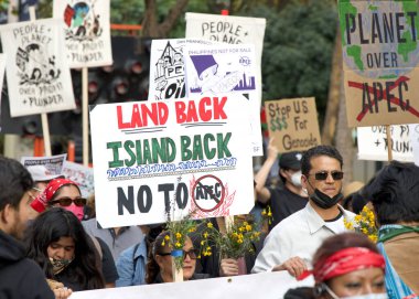 San Francisco, CA - 12 Kasım 2023: APEC toplantısını protesto eden katılımcılar, Filistin yanlısı protestocular da savaşı protesto ediyor. Market Caddesi 'nde yürüyoruz.