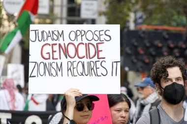 San Francisco, CA - 12 Kasım 2023: APEC toplantısını protesto eden katılımcılar, Filistin yanlısı protestocular da savaşı protesto ediyor. Market Caddesi 'nde yürüyoruz.