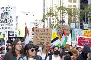 San Francisco, CA - 12 Kasım 2023: APEC toplantısını protesto eden katılımcılar, Filistin yanlısı protestocular da savaşı protesto ediyor. Market Caddesi 'nde yürüyoruz.