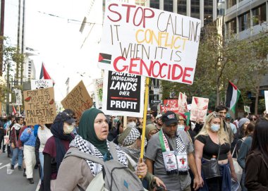 San Francisco, CA - 12 Kasım 2023: APEC toplantısını protesto eden katılımcılar, Filistin yanlısı protestocular da savaşı protesto ediyor. Market Caddesi 'nde yürüyoruz.