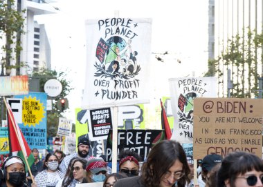 San Francisco, CA - 12 Kasım 2023: APEC toplantısını protesto eden katılımcılar, Filistin yanlısı protestocular da savaşı protesto ediyor. Market Caddesi 'nde yürüyoruz.