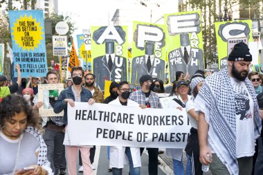 San Francisco, CA - 12 Kasım 2023: APEC toplantısını protesto eden katılımcılar, Filistin yanlısı protestocular da savaşı protesto ediyor. Market Caddesi 'nde yürüyoruz.
