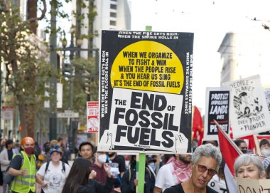 San Francisco, CA - 12 Kasım 2023: APEC toplantısını protesto eden katılımcılar, Filistin yanlısı protestocular da savaşı protesto ediyor. Market Caddesi 'nde yürüyoruz.
